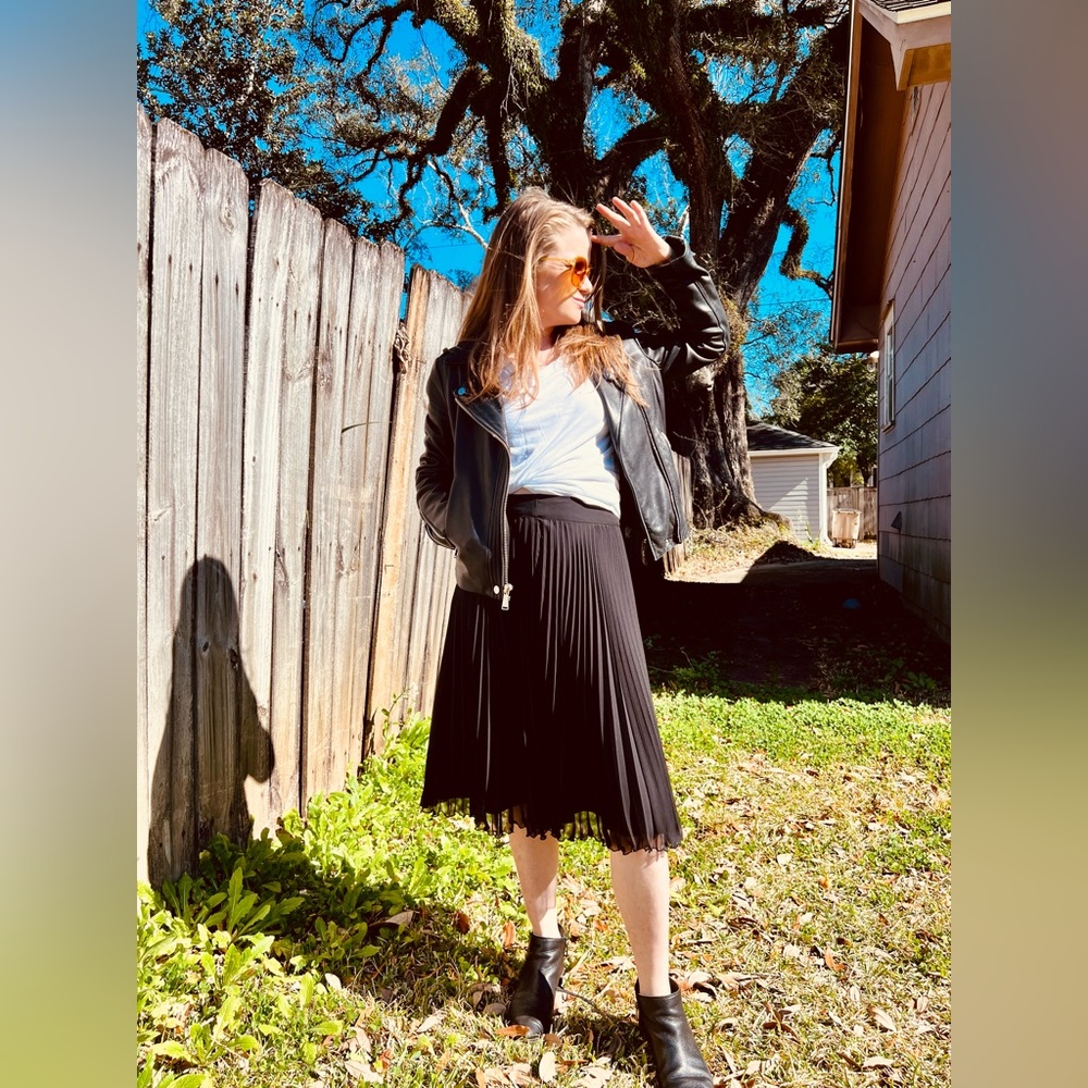 Below the Knee Black Pleated Skirt White House Black Market Sz 2